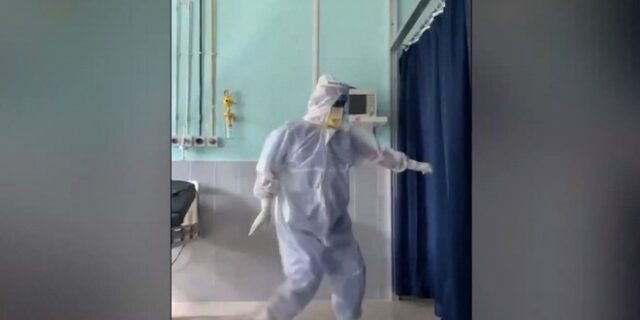 Γιατρός που επιδόθηκε σε χορογραφία Bollywood γίνεται viral