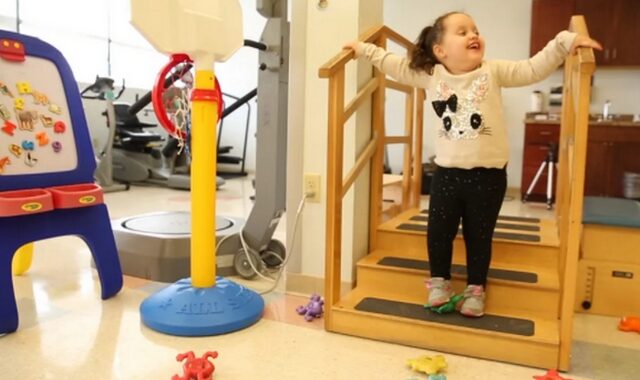 Κοριτσάκι με σπάνια γενετική ανωμαλία περπατά πρώτη φορά