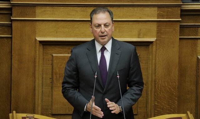 Βουλή: Ο Λιβανός και η… φούστα του Βαρουφάκη