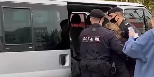 Ρωσία: Συλλήψεις μελών του Pussy Riot – Ύψωσαν ΛΟΑΤΚΙ+ σημαίες σε κυβερνητικά κτίρια