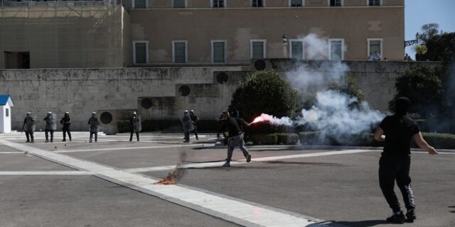 Μεγάλη πορεία των μαθητών στο κέντρο της Αθήνας – Ένταση λίγων λεπτών και χρήση χημικών από τα ΜΑΤ