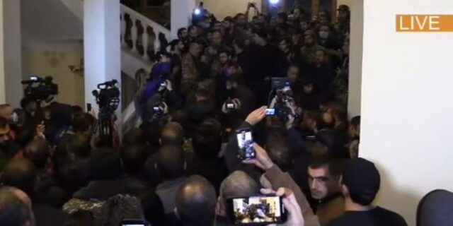 Ναγκόρνο Καραμπάχ: Διαδηλωτές εισέβαλαν στο κοινοβούλιο της Αρμενίας