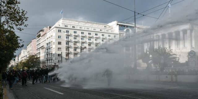 Πολυτεχνείο: H στιγμή της αστυνομικής επίθεσης σε βάρος διαδηλωτών