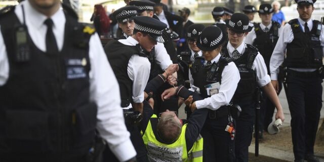 Βρετανία: Δεκάδες συλλήψεις σε διαδήλωση κατά των μέτρων για τον κορονοϊό