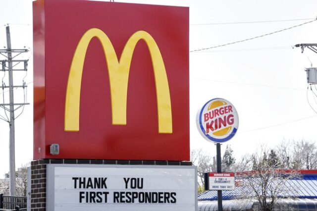 Burger King: “Ποτέ δεν φανταζόμασταν ότι θα σας το ζητούσαμε αλλά πάρτε από τα McDonald’s”