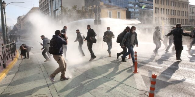 Πολυτεχνείο: Αστυνομικοί χτύπησαν μέλη του ΚΚΕ – Έριξαν χημικά μέσα στον κόσμο για να διαλυθεί η συγκέντρωση