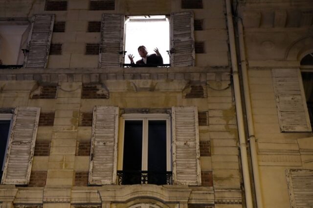 Γαλλία: Τενόρος δίνει συναυλίες από το παράθυρό του στο Παρίσι