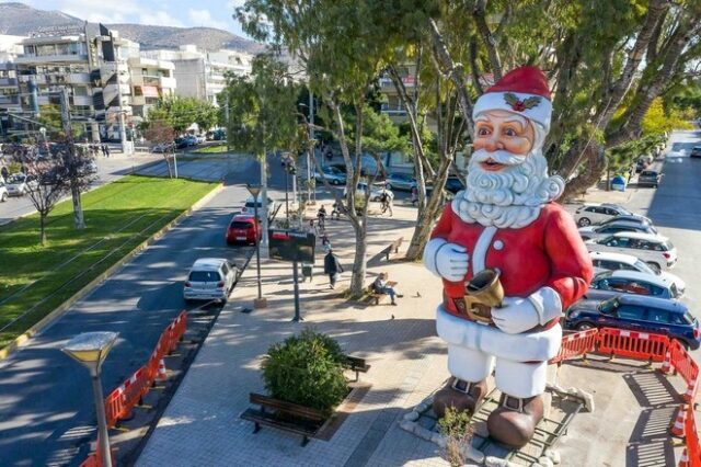 Χριστούγεννα: Άγιος Βασίλης ύψους 10 μέτρων στους δρόμους της Γλυφάδας