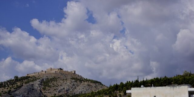 Τοπικές νεφώσεις με ασθενείς βροχές την Κυριακή