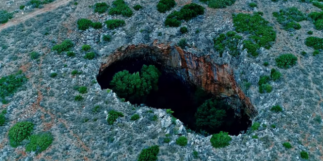 Η απόκοσμη “Μαύρη Τρύπα” της Μάνης