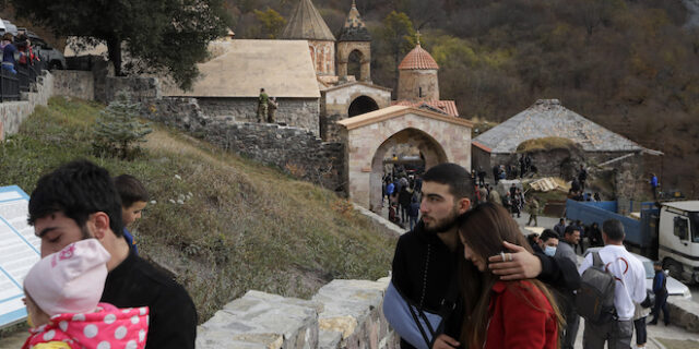 Ναγκόρνο Καραμπάχ: Αρμένιοι πυρπολούν τα σπίτια τους προτού παραδοθούν στο Αζερμπαϊτζάν