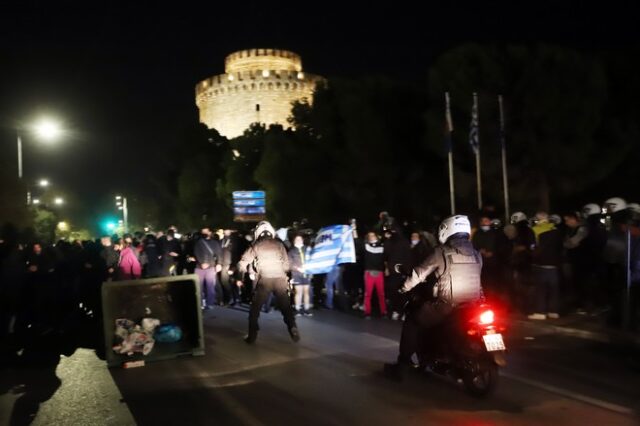 Θεσσαλονίκη: Επεισόδια σε συγκέντρωση αρνητών του κορονοϊού – Τραυματισμοί αστυνομικών και προσαγωγές