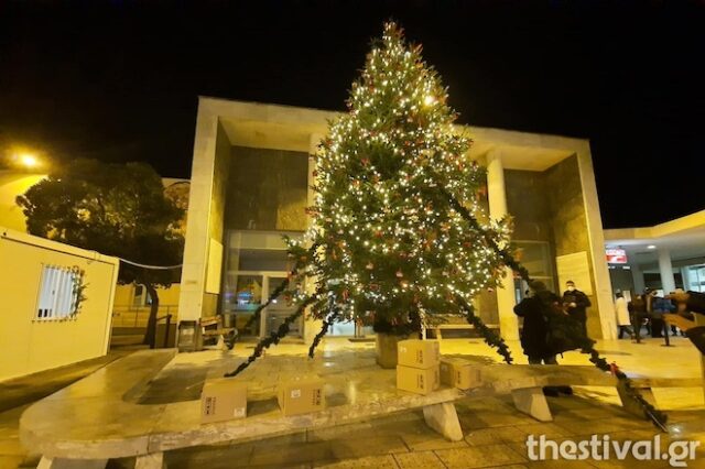 Θεσσαλονίκη: Μήνυμα ελπίδας στο ΑΧΕΠΑ – Φωταγωγήθηκε το χριστουγεννιάτικο δέντρο