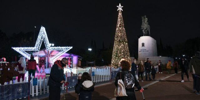 Περιφέρεια Αττικής: Φωταγωγήθηκε το χριστουγεννιάτικο δέντρο