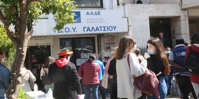 Αυξήθηκαν κατά 500.000 οι φορολογούμενοι που χρωστούν στην εφορία