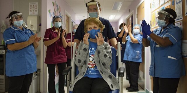 Κορονοϊός: Ημέρα ελπίδας – Μια 90χρονη η πρώτη γυναίκα που εμβολιάστηκε στη Βρετανία