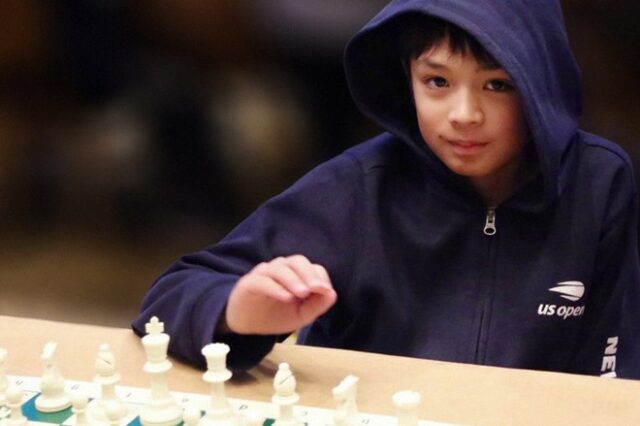 Ο 10χρονος σκακιστής που κέρδισε τη Μπεθ Χάρμον του “The Queen’s Gambit”