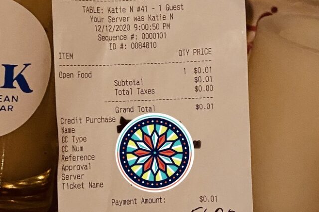Πελάτης – “Άγιος Βασίλης” άφησε φιλοδώρημα 5.600 δολάρια σε εστιατόριο