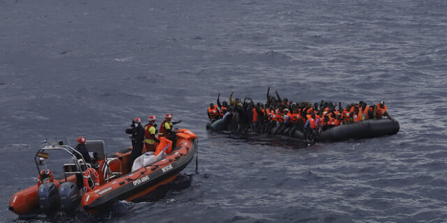 Λιβύη: Ναυάγιο πλοιαρίου που μετέφερε 130 μετανάστες-Εντοπίστηκαν 10 πτώματα