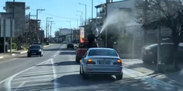 Λαμία: Ζητά συγγνώμη ο ιερέας που έριχνε αγιασμό με τη μάνικα