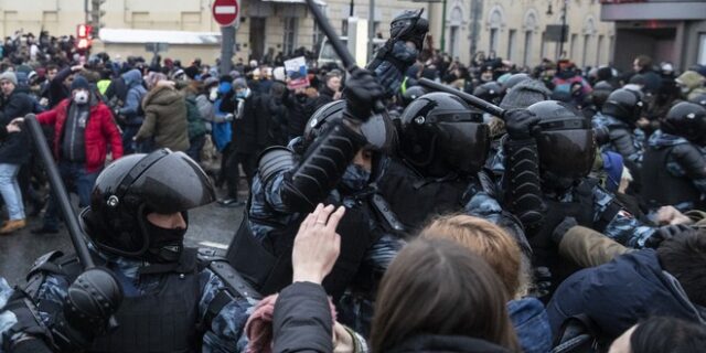 Ρωσία: Εκατοντάδες συλλήψεις υποστηρικτών του Ναβάλνι σε πορείες