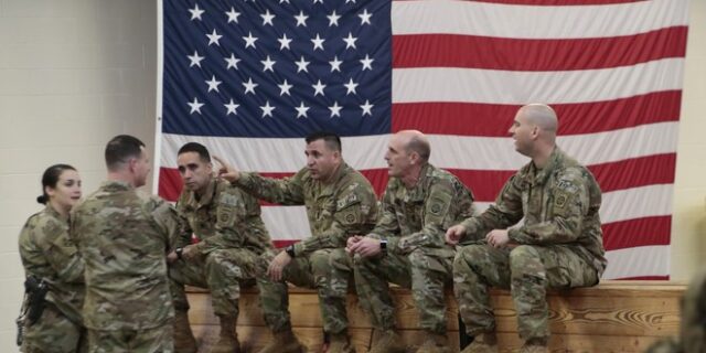 Μπάιντεν: Κανονικά στον στρατό των ΗΠΑ διεμφυλικά άτομα