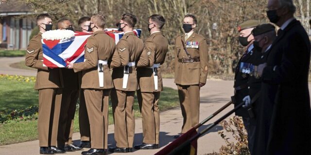 Βρετανία: Με τιμές και το “My Way” του Σινάτρα η κηδεία του “Κάπτεν Τομ”