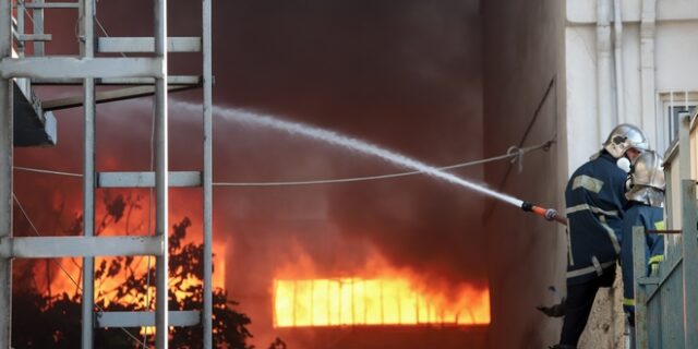 Ασπρόπυργος: Φωτιά σε εργοστάσιο ξυλείας