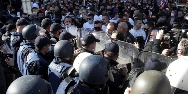 Βόρεια Μακεδονία: Ένταση και μικροεπεισόδια σε διαδήλωση Αλβανών στα Σκόπια