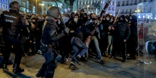 Ισπανία: Διαδηλώτρια έχασε το μάτι της από βλήμα των αστυνομικών δυνάμεων