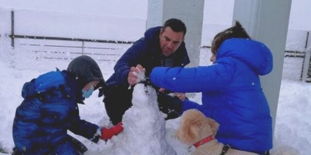 Το διαφορετικό πρωινό του Αλέξη Τσίπρα με τους γιους του στο χιόνι