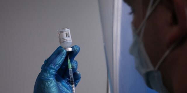 ΣΥΡΙΖΑ: “Η υποχρεωτικότητα των εμβολιασμών σημαίνει απολύσεις εργαζομένων”