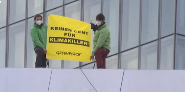 Γερμανία: Ακτιβιστές της Greenpeace προσγειώθηκαν με ανεμοπλάνο σε κτίριο της ΕΚΤ