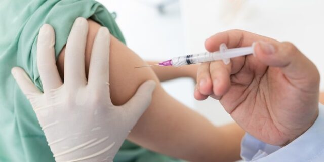 CDC: Ερευνώνται αναφορές για καρδιακά προβλήματα σε νέους μετά τον εμβολιασμό τους