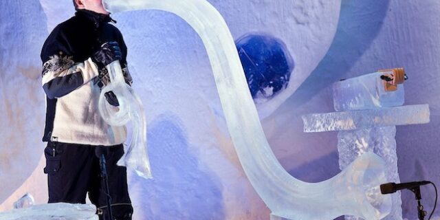 Συναυλία σε ιγκλού και μουσικά όργανα από πάγο χαρίζουν μαγικό θέαμα