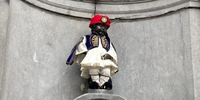 25η Μαρτίου 1821: “Ντύθηκε” εύζωνας το “Manneken Pis” στις Βρυξέλλες