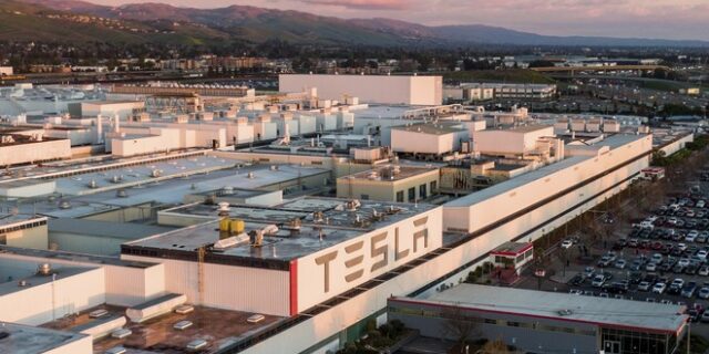 ΗΠΑ: Φωτιά σε εργοστάσιο της Tesla