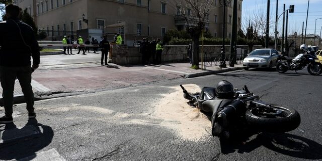 Τροχαίο έξω από τη βουλή: Μπαίνει φανάρι στην είσοδο της Βασ. Σοφίας, μετά το δυστύχημα