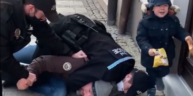 Τσεχία: Αστυνομικοί ρίχνουν στο έδαφος άνδρα χωρίς μάσκα, μπροστά στο 3χρονο παιδί του