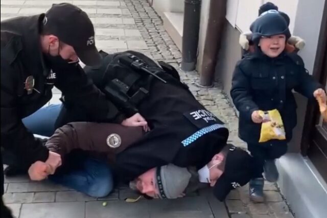 Τσεχία: Αστυνομικοί ρίχνουν στο έδαφος άνδρα χωρίς μάσκα, μπροστά στο 3χρονο παιδί του