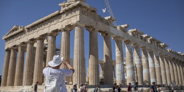 Δαπάνες Covid και αβεβαιότητα στον τουρισμό εντείνουν την ανησυχία για τον λογαριασμό του ελλείμματος