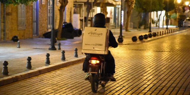 Συνωστισμός στην αγορά delivery που ολοένα μεγαλώνει