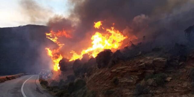 Φωτιά στην Άνδρο – Τραυματίστηκε πυροσβέστης, εκκενώθηκε χωριό και οικισμός