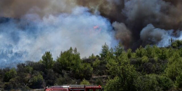 Υπό μερικό έλεγχο η φωτιά στην Κυπαρίσσια Τρίπολης