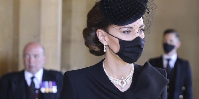 Πρίγκιπας Φίλιππος: Με κοσμήματα της βασίλισσας η Κέιτ Μίντλετον στην κηδεία