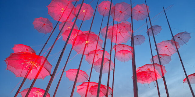 Θεσσαλονίκη: Στα χρώματα του Πάσχα οι “Ομπρέλες” στην παραλία
