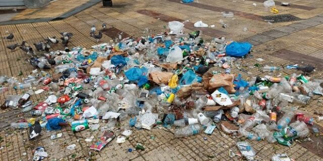 Κυψέλη: 50 σακούλες σκουπίδια από το κορονοπάρτι στην πλατεία Αγ. Γεωργίου