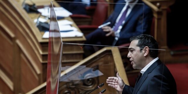 Μητσοτάκης – Τσίπρας: Αντιπαράθεση για την προμήθεια περισσότερων εμβολίων