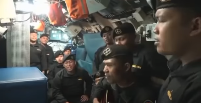 Ινδονησία: Το πλήρωμα του υποβρυχίου τραγουδά λίγες μέρες πριν την τραγωδία