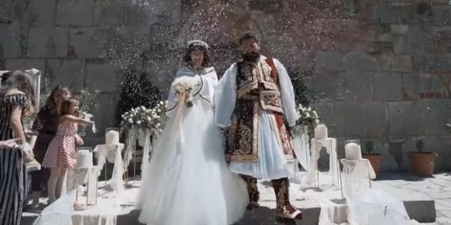 Ο Γάμος της Χρονιάς: Ζευγάρι από τα Τρίκαλα τιμά τα 200 Χρόνια από την Ελληνική Επανάσταση